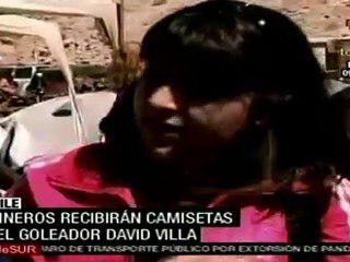 Futbolista español David Villa envía camisetas de regalo a
