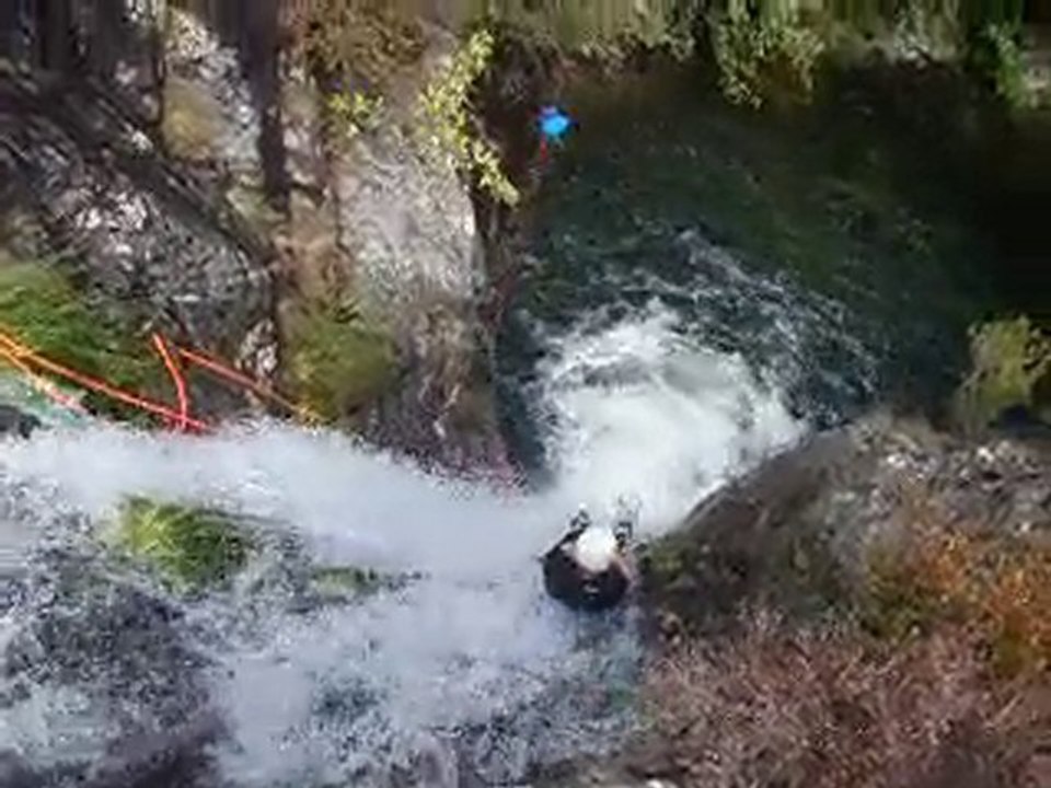 Canyoning Ardèche :toboggan 8m dans "Pré Buisson Vert"