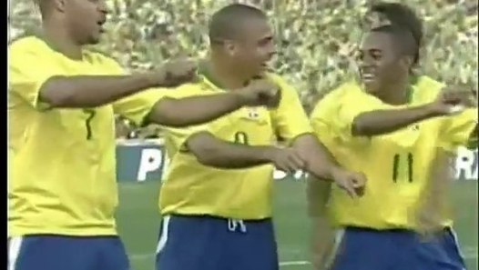 Pub Nike avec Ronaldinho, Ronaldo & R. Carlos. - Vidéo Dailymotion