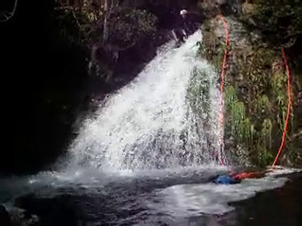 Canyon ardèche: petit toboggan dans Pré buisson Vert ...
