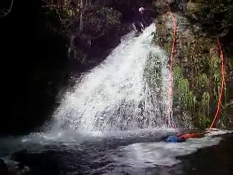 Canyon ardèche: petit toboggan dans Pré buisson Vert ...