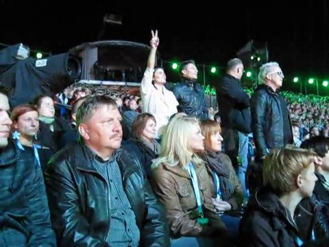 Publicznosc podczas wystepu Dody