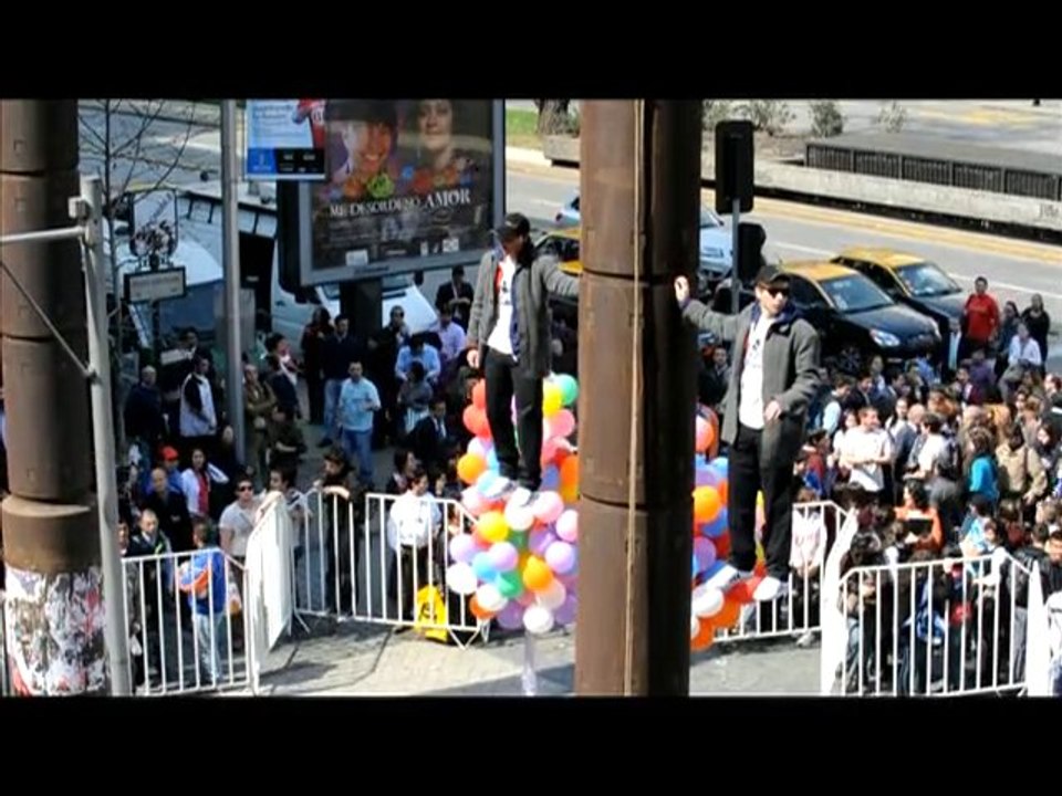 Deux illusionnistes chiliens font leur numéro à Santiago