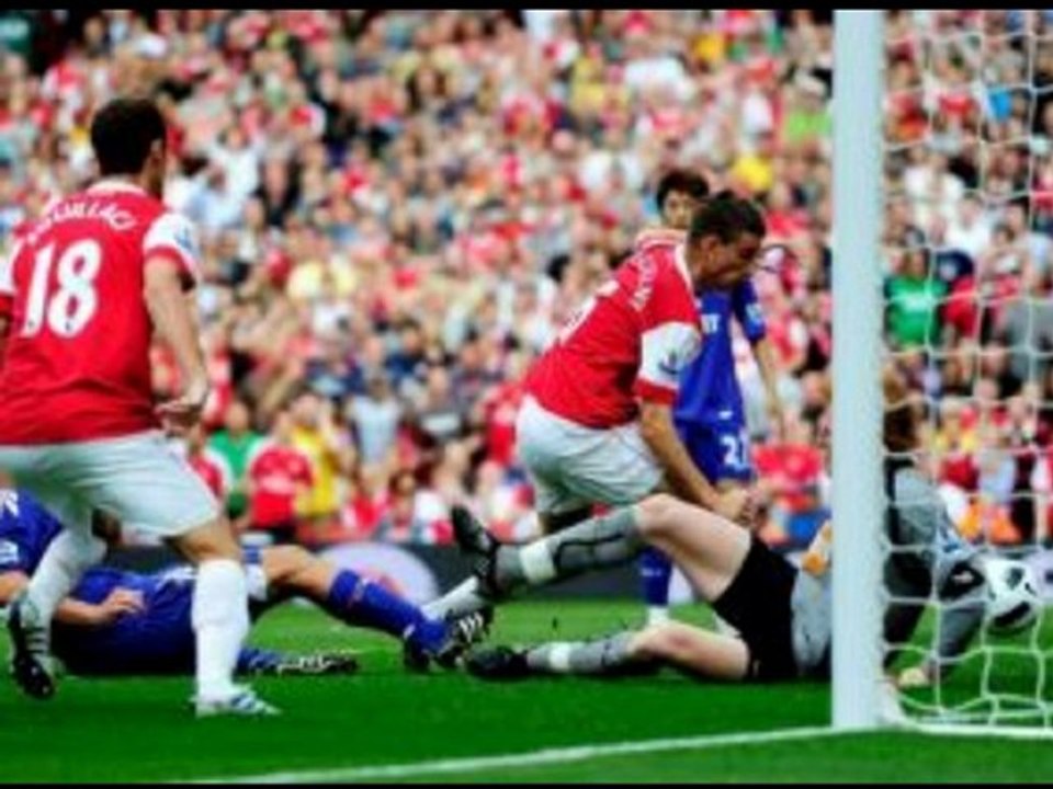 Arsenal 4-1 Bolton Song great-chip, Cahill red-card