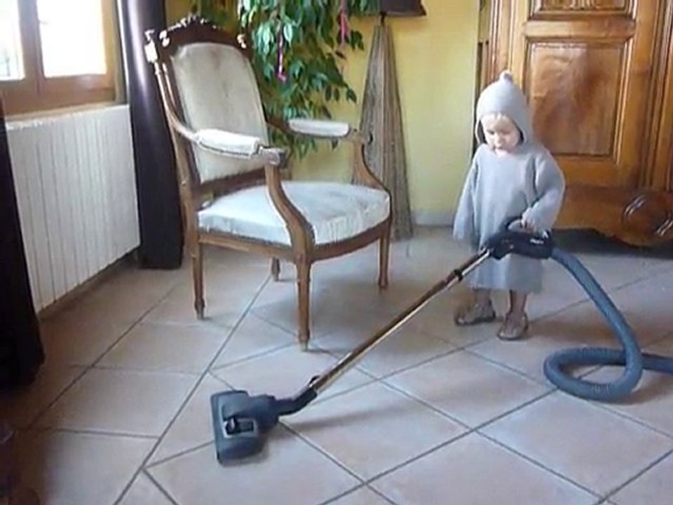 Timothee passe l'aspirateur août 2010