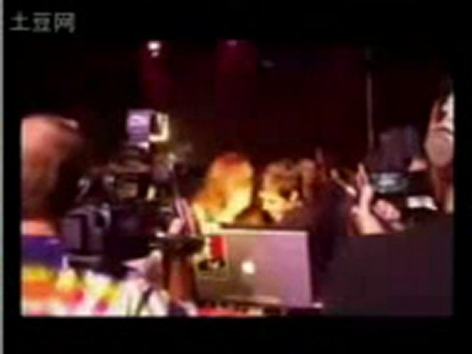 Lindsay Lohan and Samantha Ronson in a club