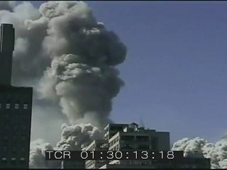 911 10h28 La tour nord du W T C s'effondre RARE