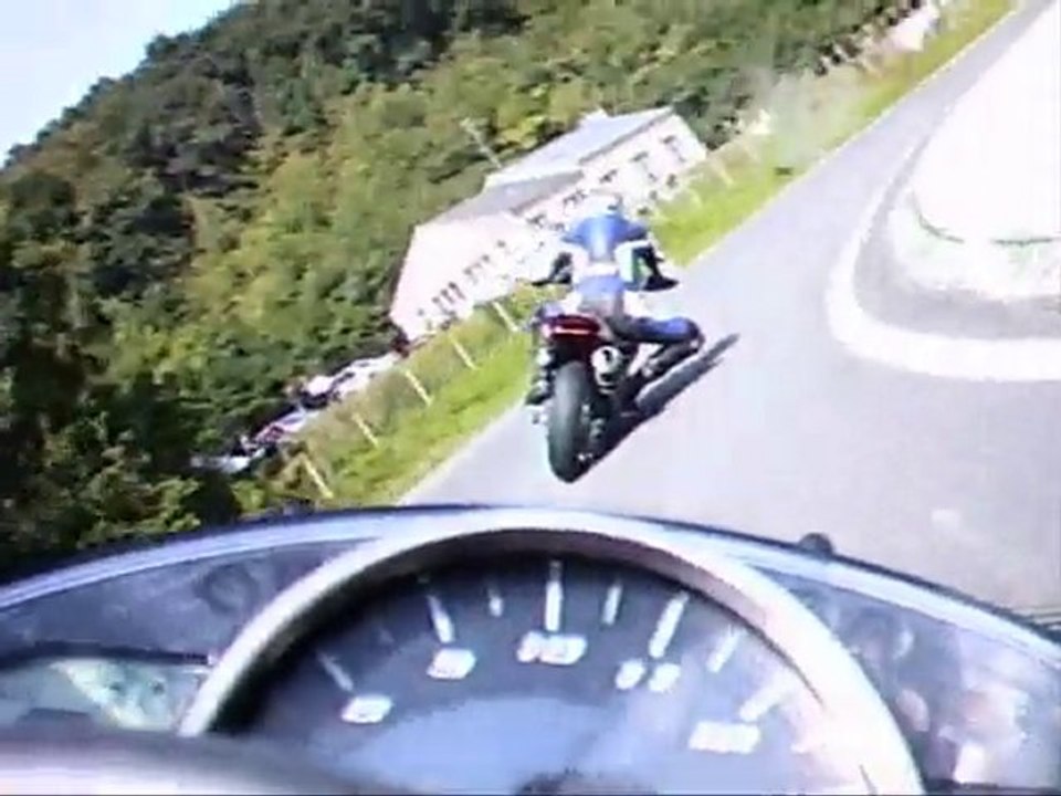 BMW S1000 RR et Yamaha 600 Fazer à Folembray(cam embarquée)