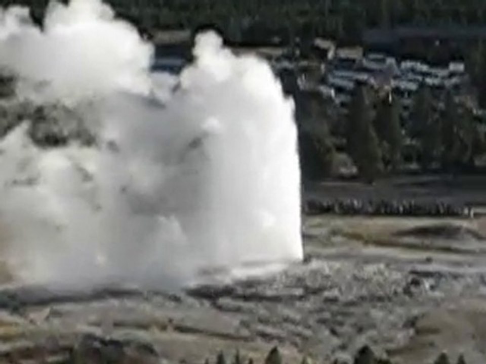 MVI_4467 old faithful geyser du haut