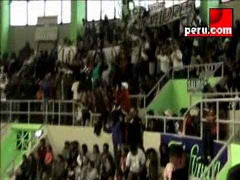 Peru.com: Hinchas en el clásico del vóleibol peruano