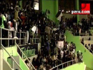 Peru.com: Hinchas en el clásico del vóleibol peruano (2)
