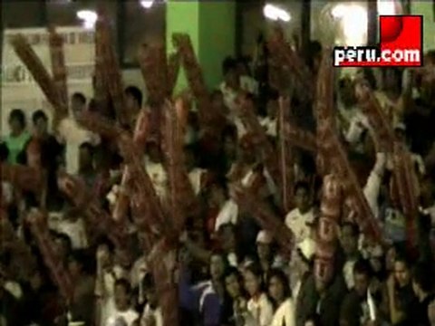 Peru.com: Hinchas en el clásico del vóleibol peruano (3)