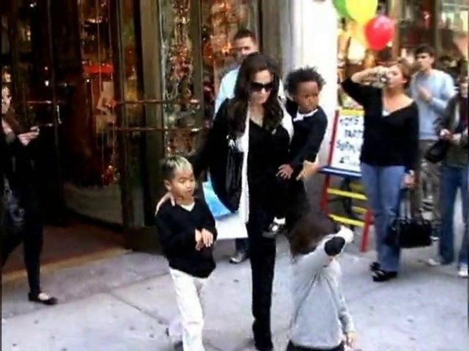 SNTV - Exklusiv: Angelina ohne Freunde