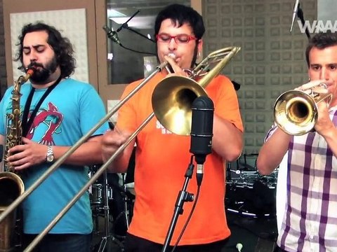 DELAFÉ Y LAS FLORES AZULES - Río por no llorar (WAAAU.TV)