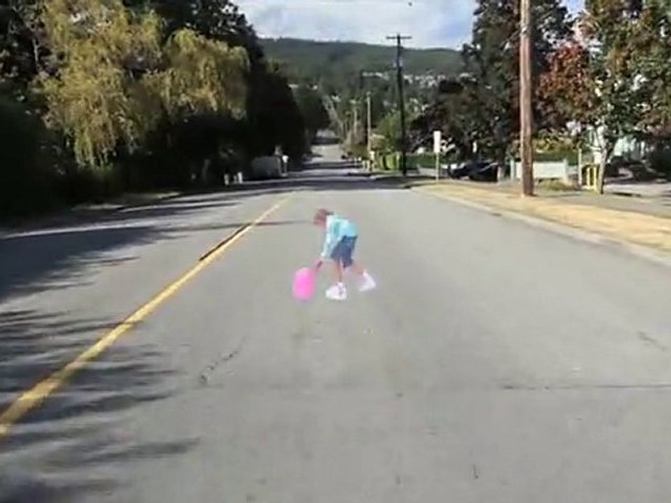 Un enfant en 3D peint sur la route pour éviter les accidents