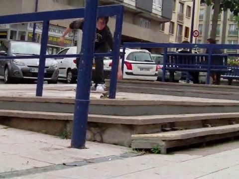 Lucas en 180 sur le marches du trosy