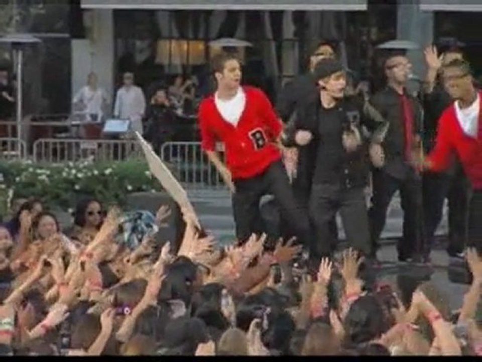 Justin Bieber wins at MTV VMAs for 'Baby' video