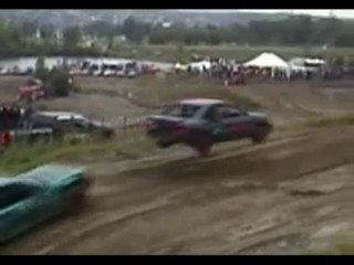 Une voiture double en passant par dessus