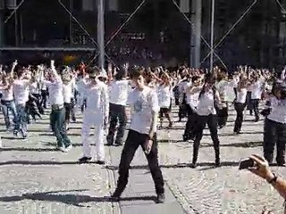 Flash-mob "c'est dans l'air" Paris centre Pompidou 12.09.10