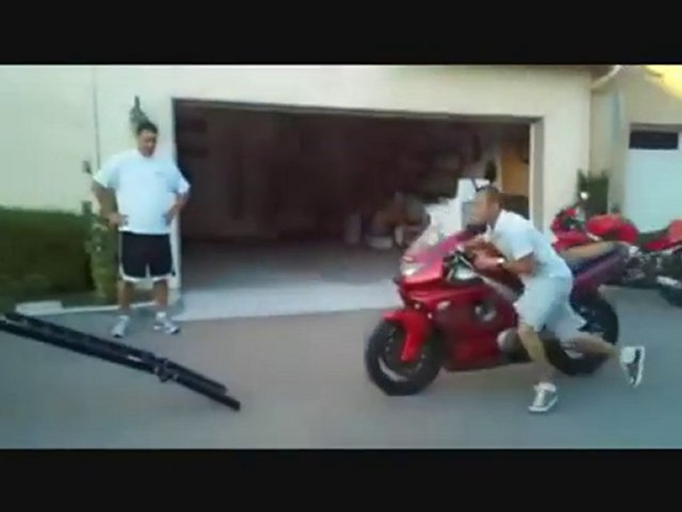 Come NON caricare una moto su un camion