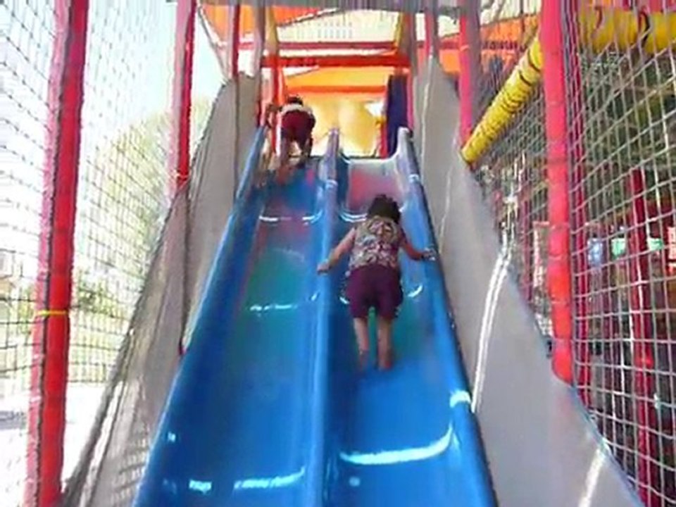 25-08-10- Roman et Zoéline grand toboggan bleu