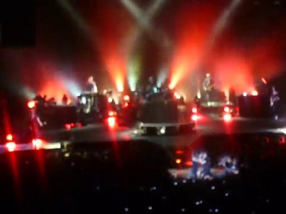 Indochine 12/09/10 Zénith de Lille " le baiser" et " 3NPS"