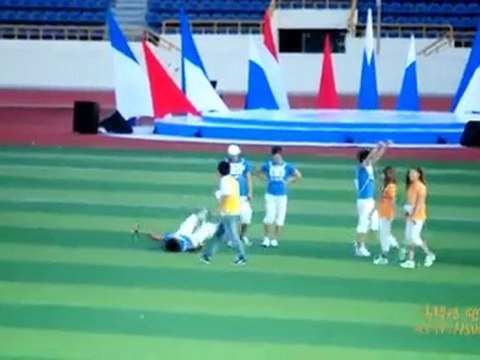 100914 Chuseok Idol Sports- Taec wriggle on the ground