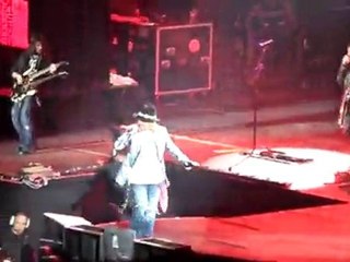 GnR - Paris Bercy - 13-09-10 - Ouverture - Chinese Democraty