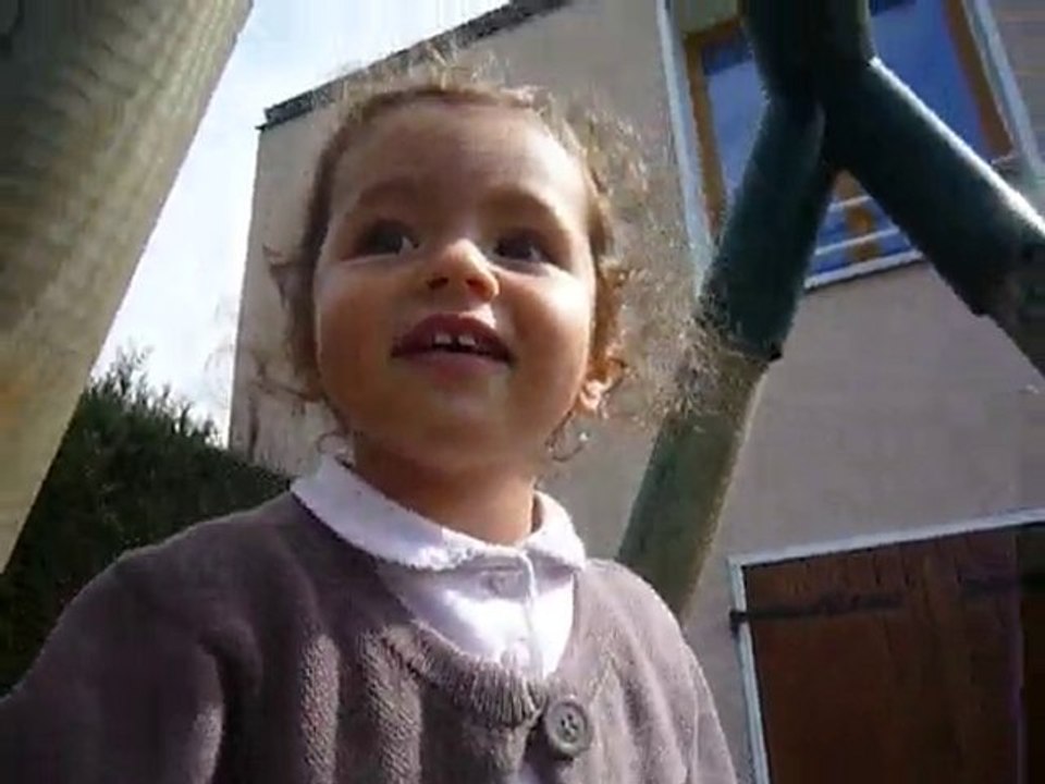 marie qui fait de l'escalade