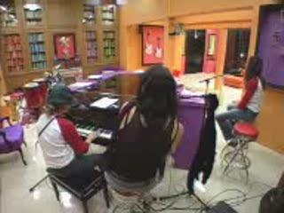 EMMA NOLWENN II FALLIN AUTOUR DU PIANO