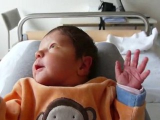 Solène joue avec sa maman