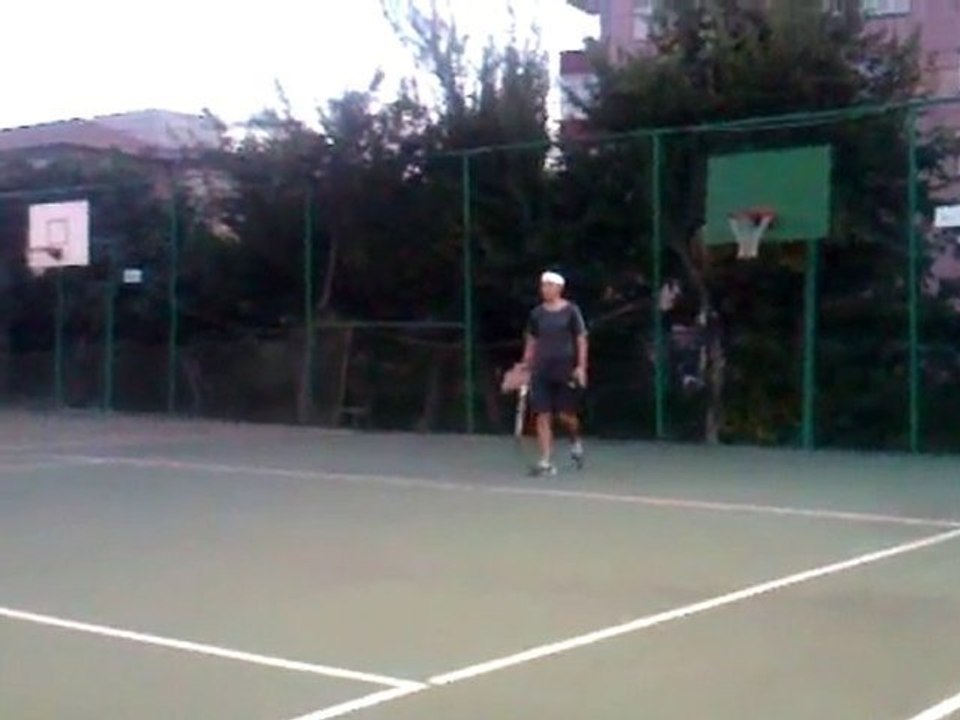 Engin playing tennis against çaça II