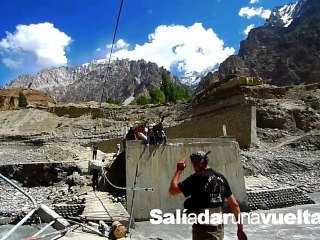 Cruzando inundaciones en Pakistan. Vuelta al mundo en moto.