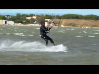 Session de kite sur l'étang de la Nautique dans l'Aude.