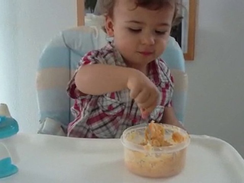 nono veut manger tout seul...