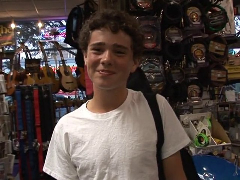 Ukulele craze gets Americans strumming