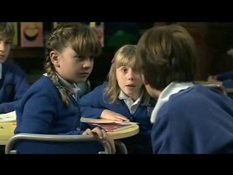 Maria en clase con los niños infectados