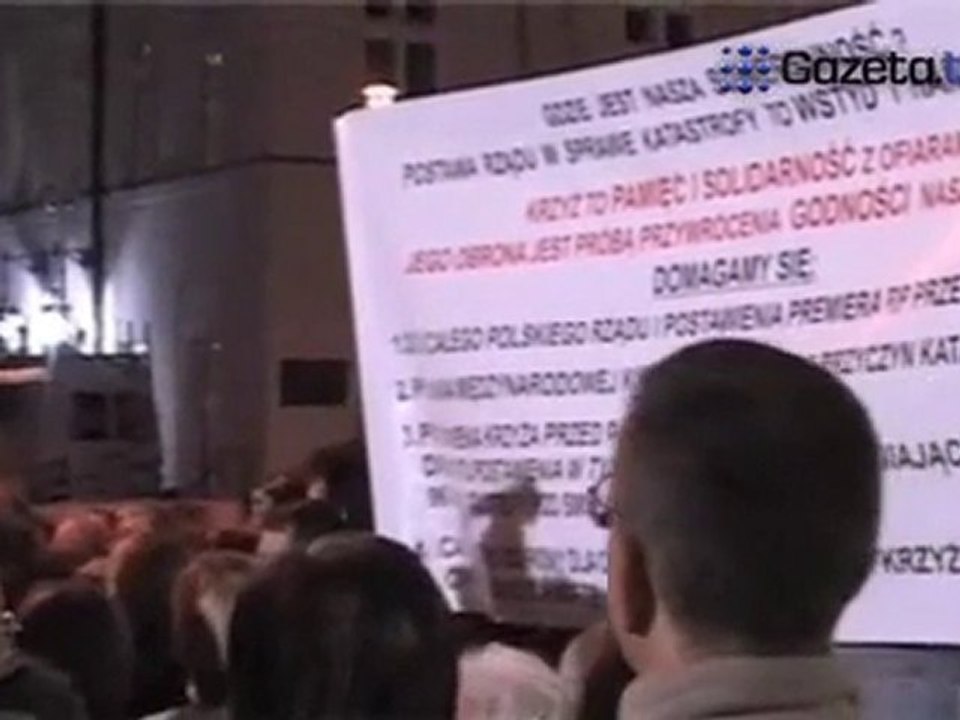 Obrońcy krzyża przed Pałacem Prezydenckim