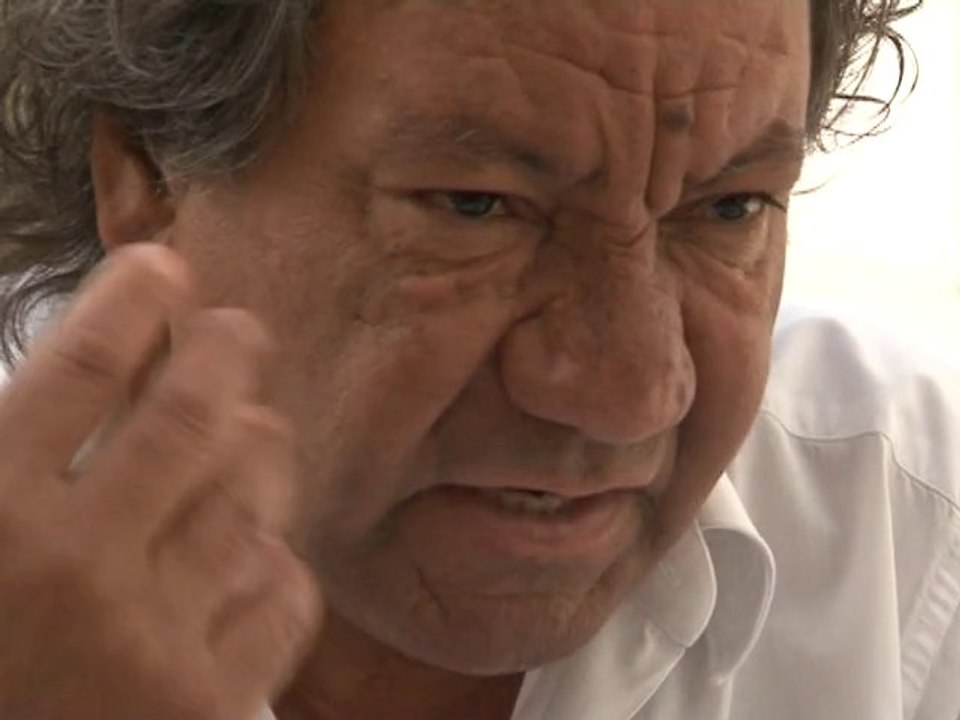 Tony Gatlif commente des photos d'actualité sur les Roms