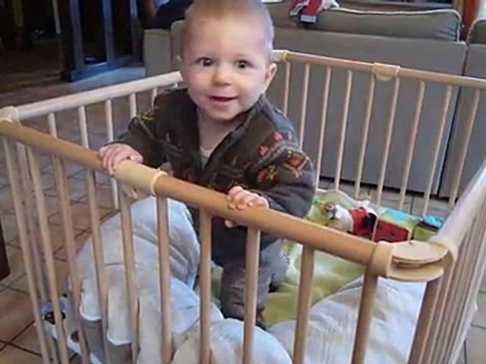 7 mois et demi Daen se met debout