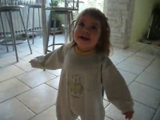 camille danse sur l'agence tous risque