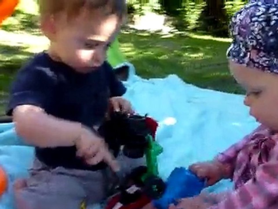 jeu dans la jardin avec noah