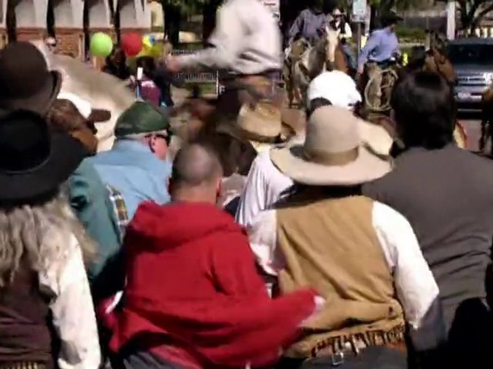 Chase - Annie Chases Bad Guy Through Town - Clip