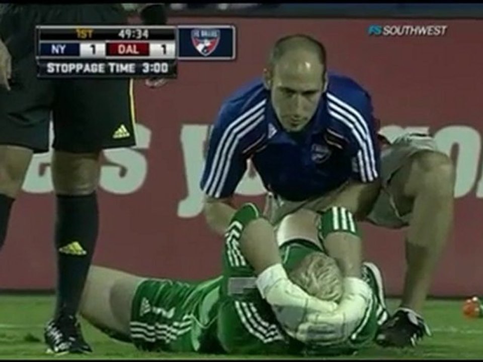 Thierry Henry rompe legamenti gionocchio al portiere