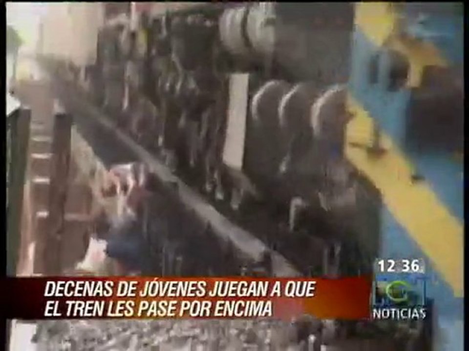 Jóvenes colombianos se divierten acostándose debajo del tren