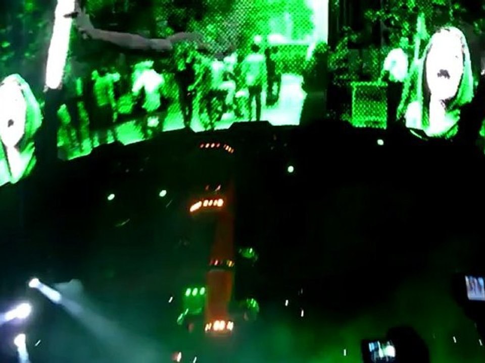 U2 - Sunday bloody sunday - democracy in Iran (Paris 2010)