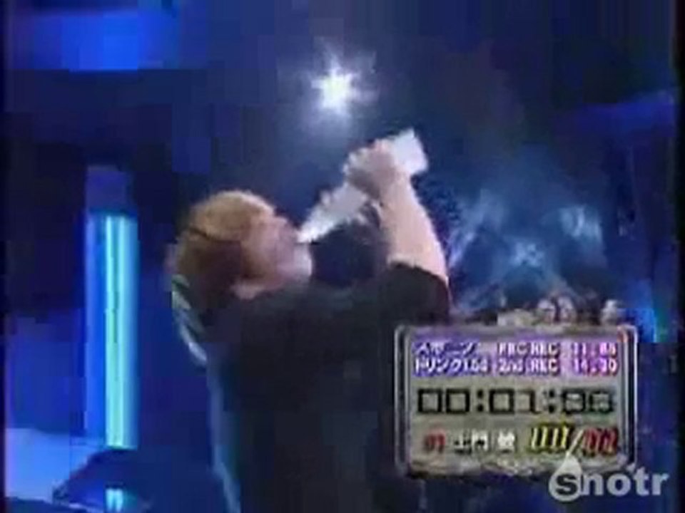 Beve una bottiglia d'acqua in meno di 5 secondi