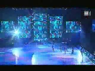 Stéphane Lambiel  danse sur la musique Staying Alive