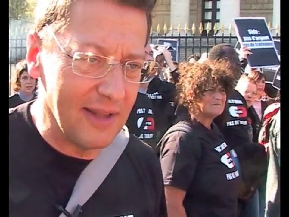 Stunt du 20/09/2010 à Paris: interview de B. Spire (AIDES)