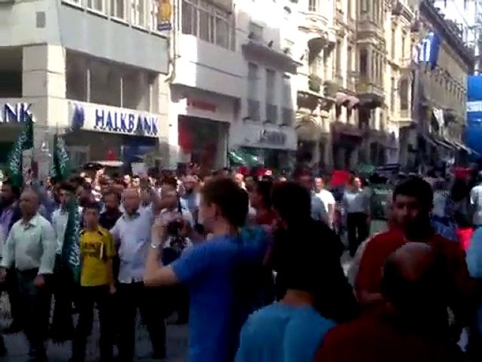 Taksim de Kuran ı Yakan Amerikalılara Protesto